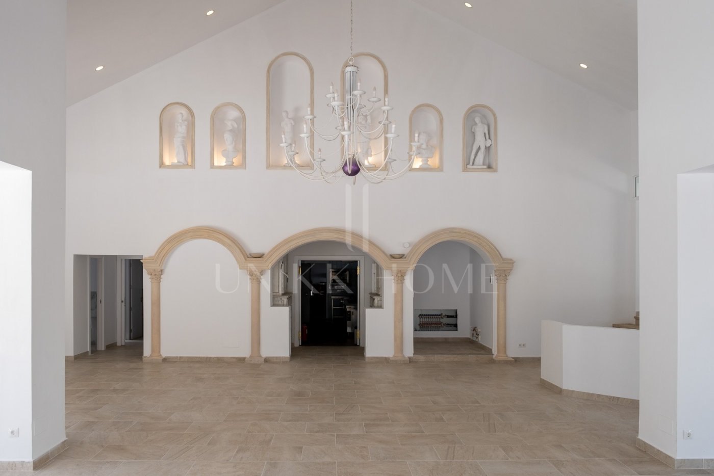 Restaurant and Plot with Project for a Business Center in El Pilar – El Paraíso, Estepona