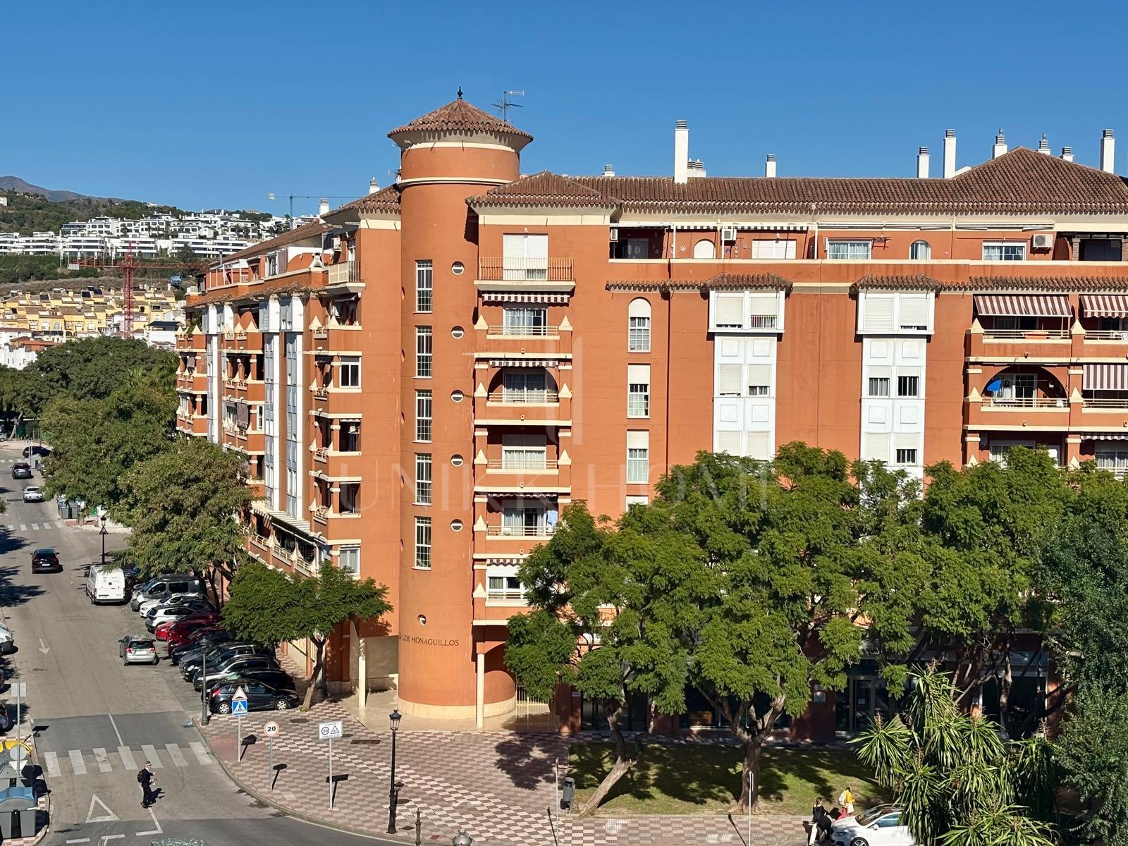 Bright 3-Bedroom Apartment on 6º floor with Mountain Views in Estepona and a garage