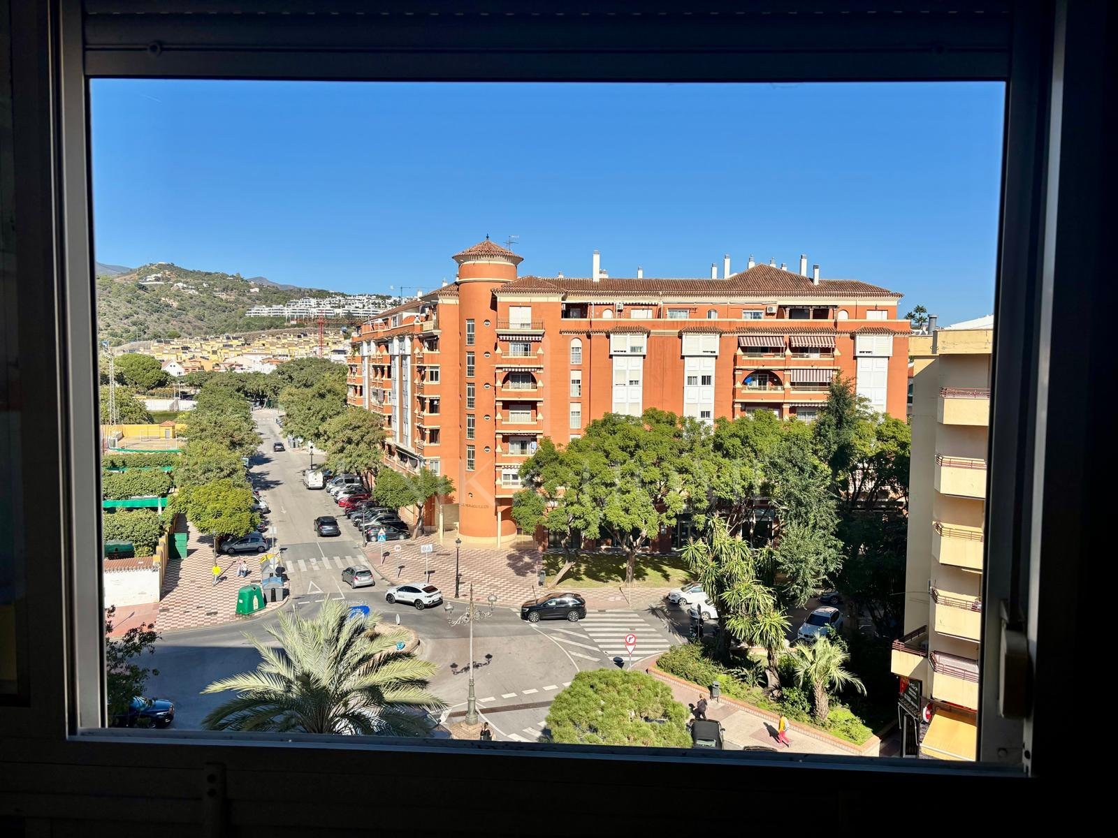 Bright 3-Bedroom Apartment on 6º floor with Mountain Views in Estepona and a garage