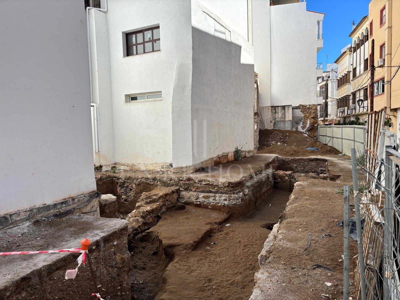 Parcela de 190 m² en la mejor esquina del casco antiguo de Estepona, a 50m de la playa – edificable hasta 800 m²