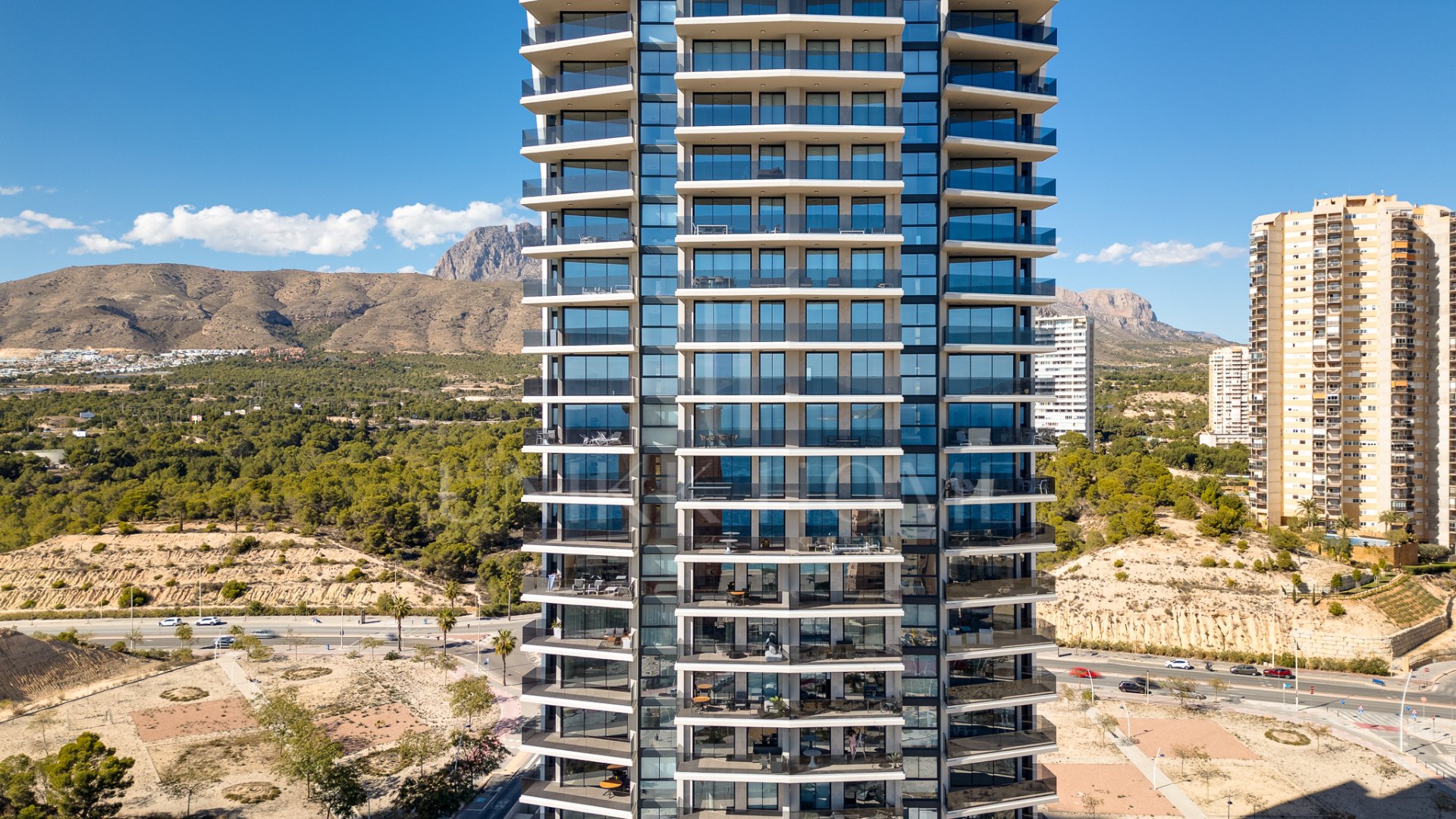 Espectacular Apartamento en Esquina con Vistas Panorámicas al Mar | Torre Sakura, Benidorm