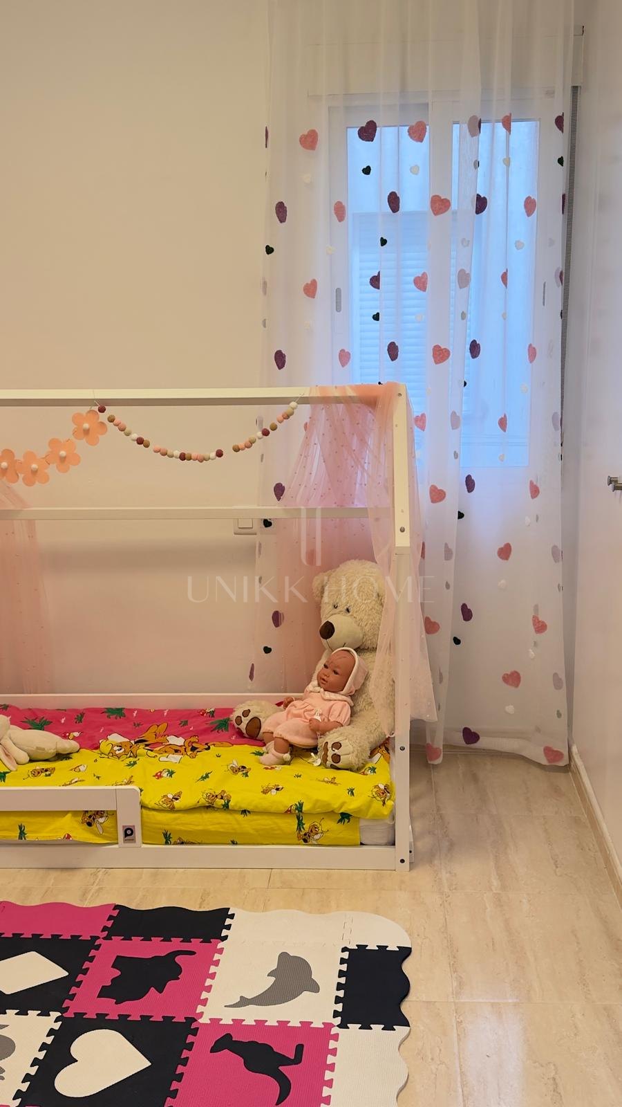 Apartamento de 3 dormitorios con plaza de garaje, trastero, mobiliario y electrodomésticos en Xeraco — 199.000 €