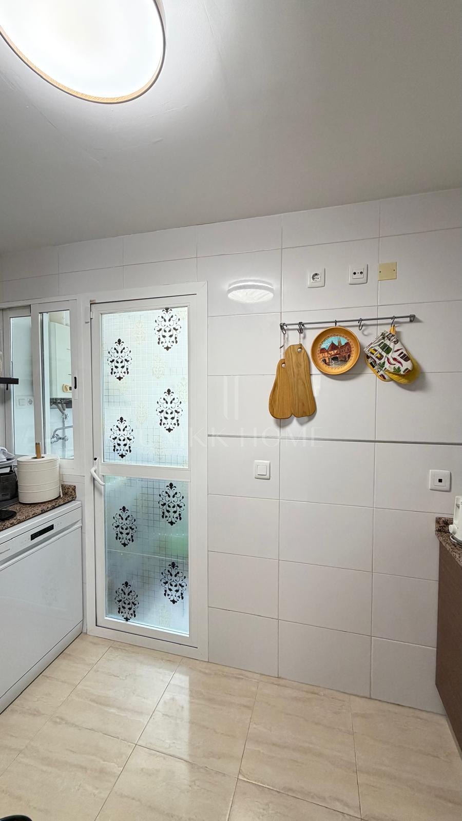 Apartamento de 3 dormitorios con plaza de garaje, trastero, mobiliario y electrodomésticos en Xeraco — 199.000 €