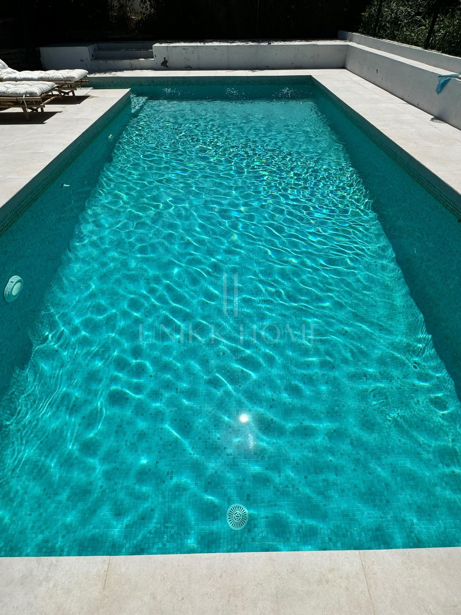 Casa familiar contemporánea en urbanización cerrada con piscina privada