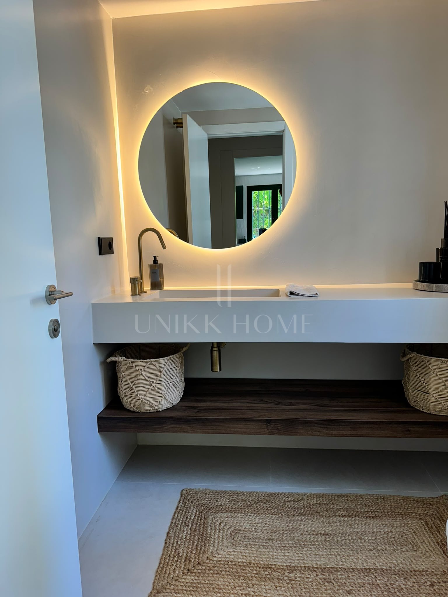 Casa familiar contemporánea en urbanización cerrada con piscina privada
