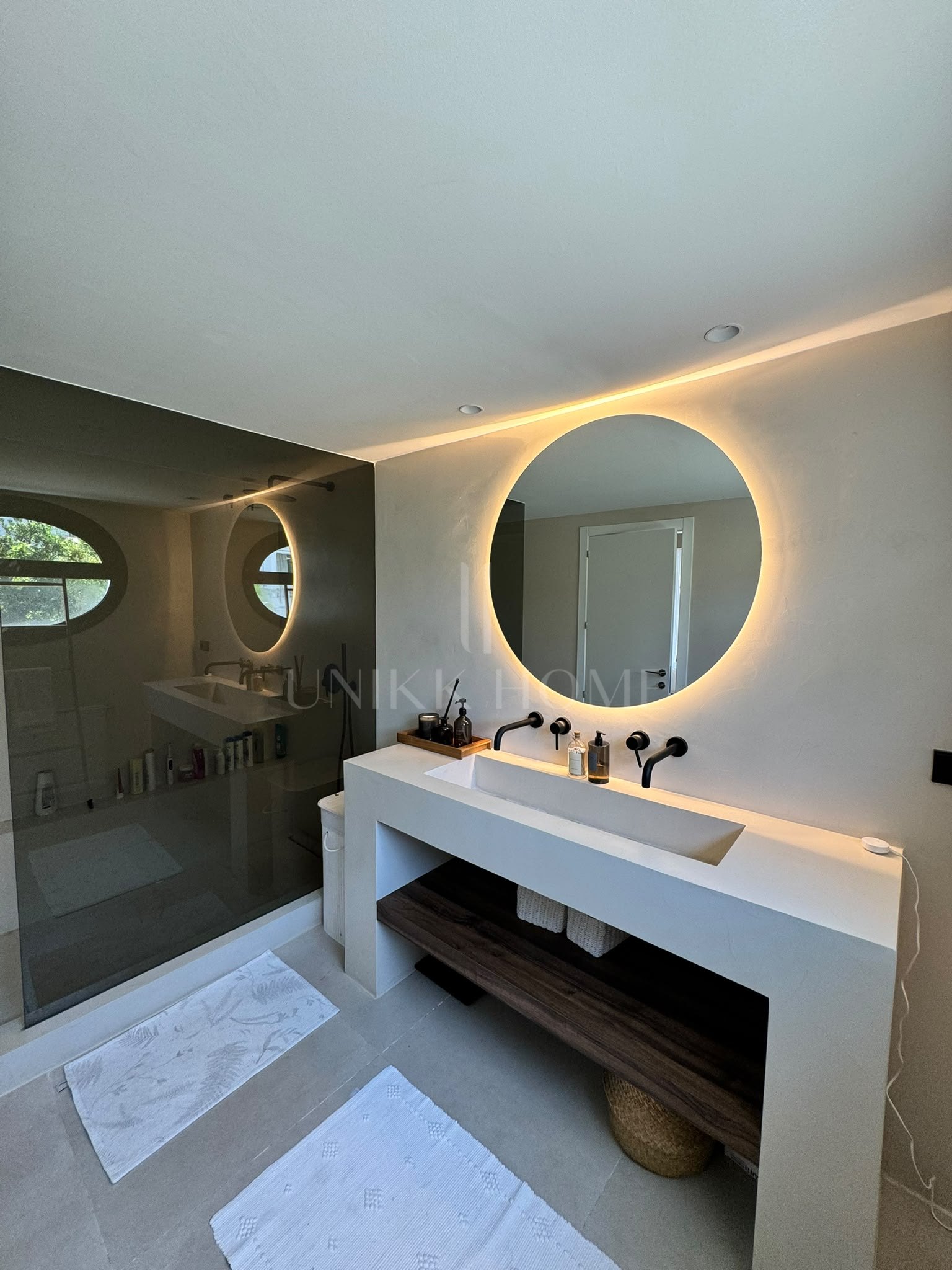 Casa familiar contemporánea en urbanización cerrada con piscina privada