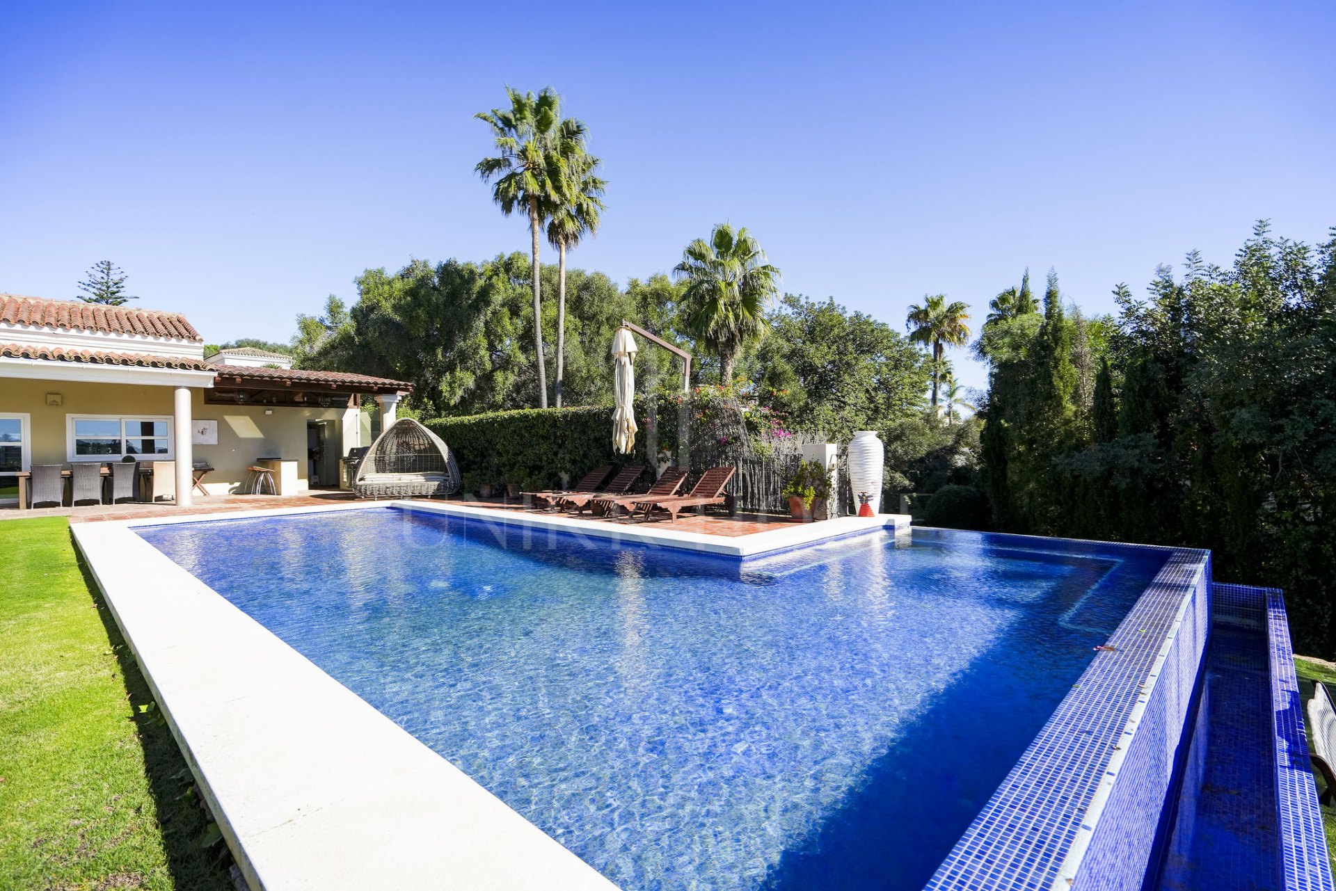 Villa Orientada al Sur en Sotogrande – Lujo, Privacidad y Sostenibilidad en un Entorno Exclusivo