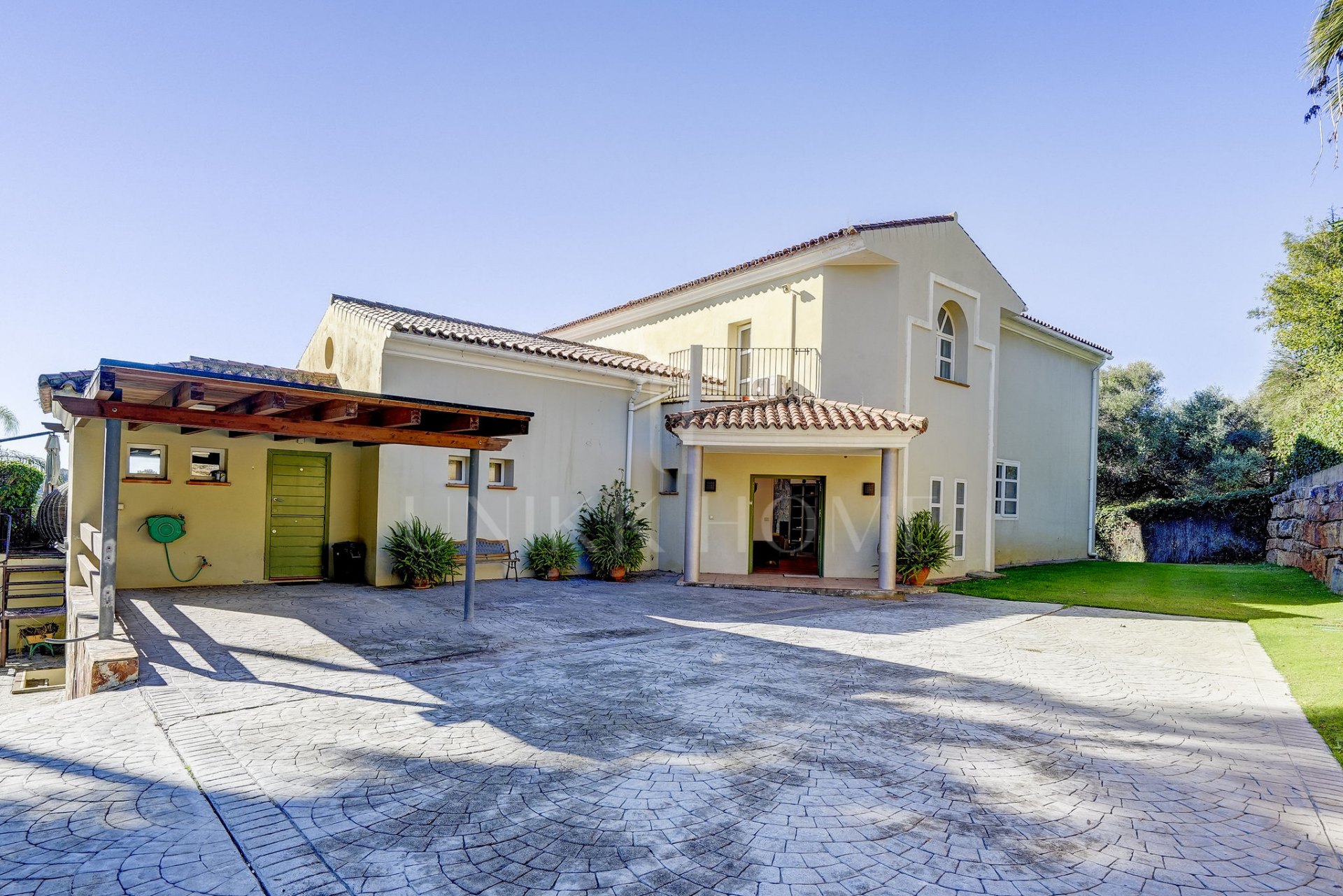 Villa Orientada al Sur en Sotogrande – Lujo, Privacidad y Sostenibilidad en un Entorno Exclusivo