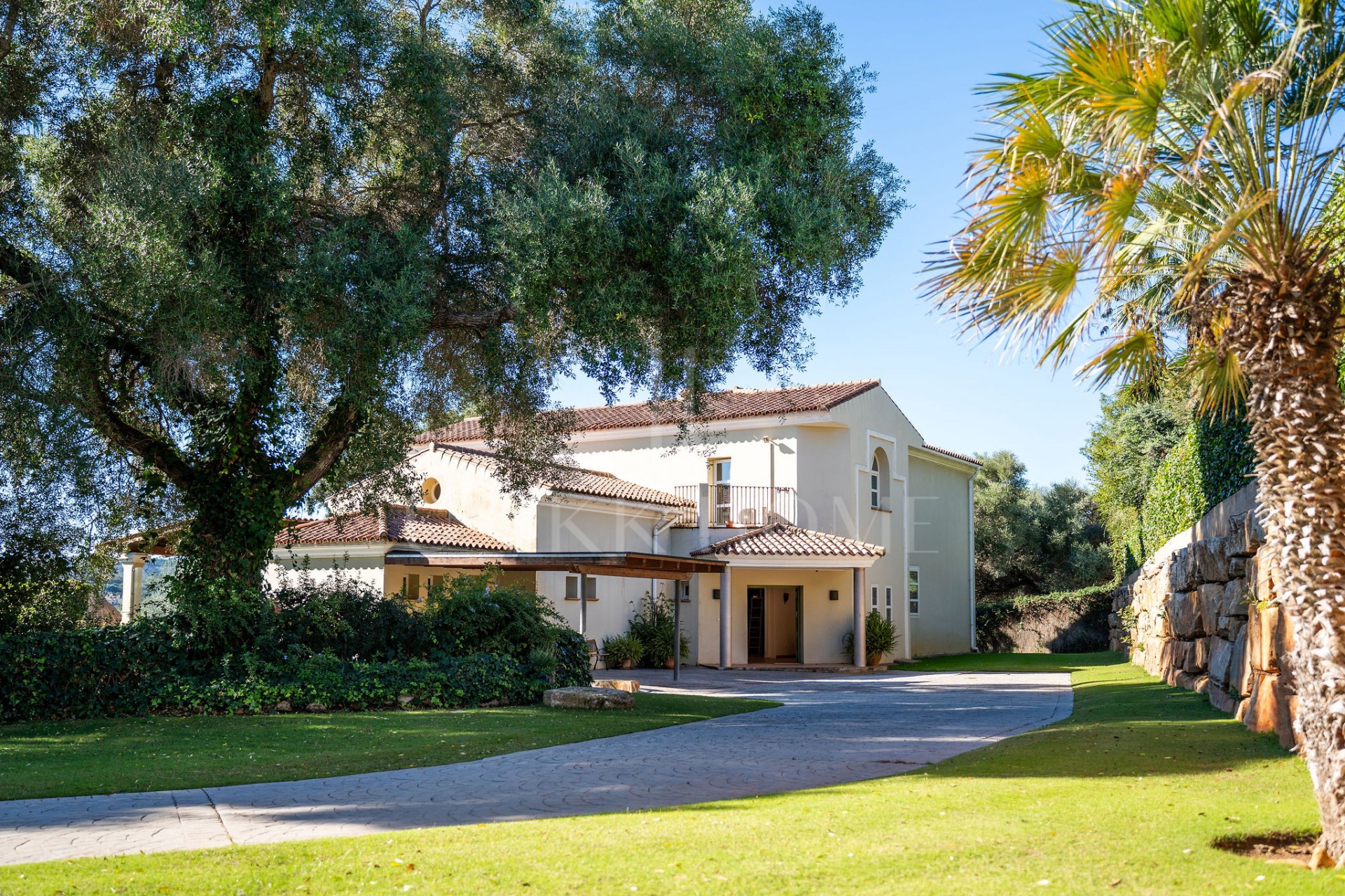 Villa Orientada al Sur en Sotogrande – Lujo, Privacidad y Sostenibilidad en un Entorno Exclusivo