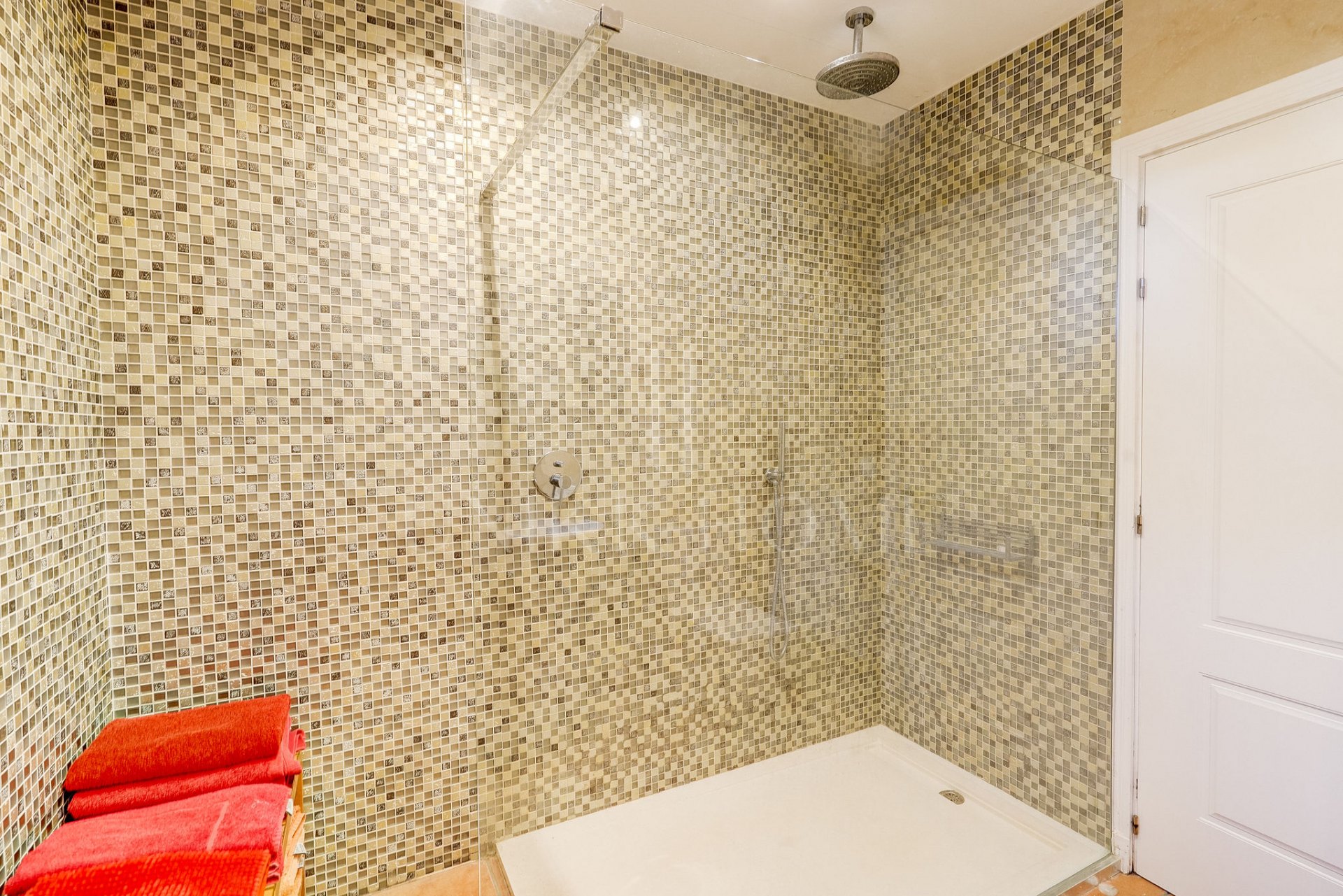 Villa Orientada al Sur en Sotogrande – Lujo, Privacidad y Sostenibilidad en un Entorno Exclusivo