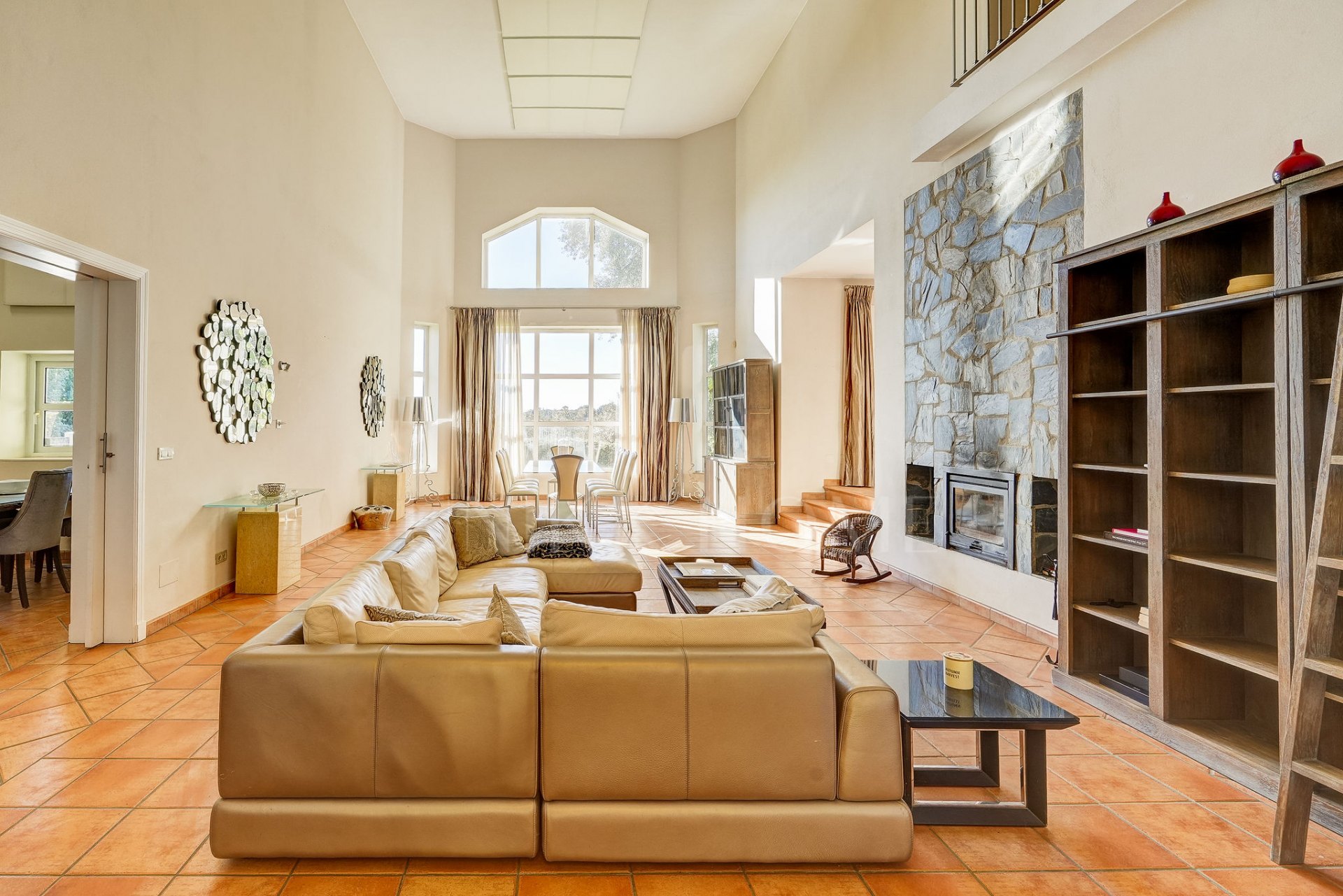 Villa Orientada al Sur en Sotogrande – Lujo, Privacidad y Sostenibilidad en un Entorno Exclusivo