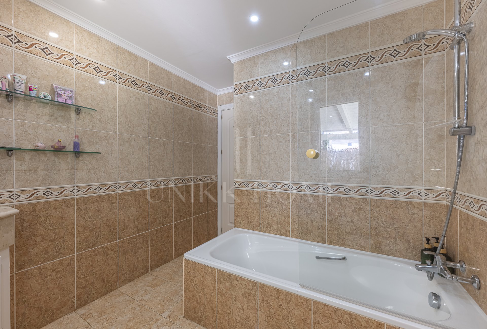 Elegante Villa Familiar en la Exclusiva Zona B