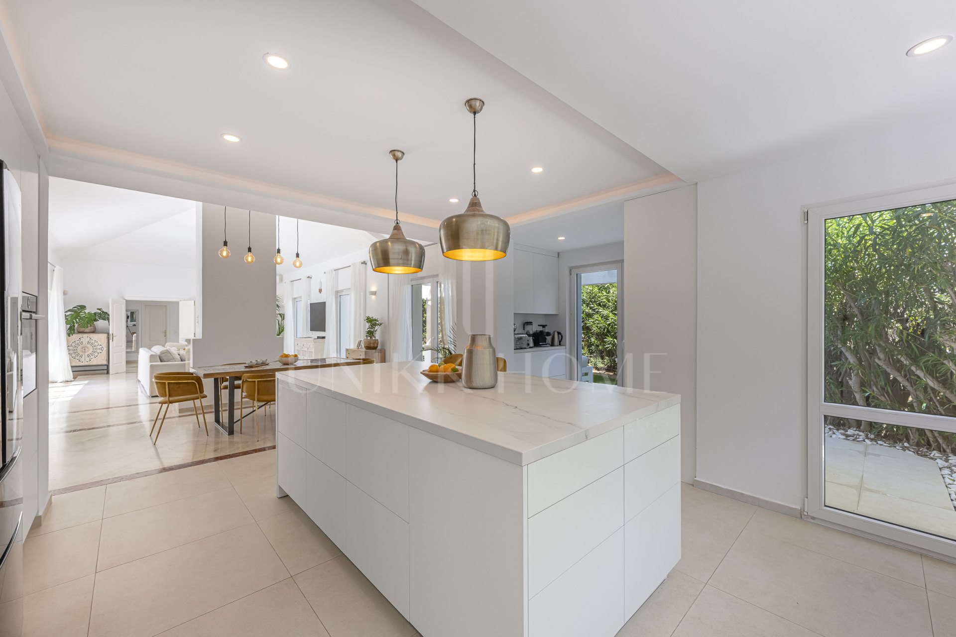 Elegante Villa Familiar en la Exclusiva Zona B