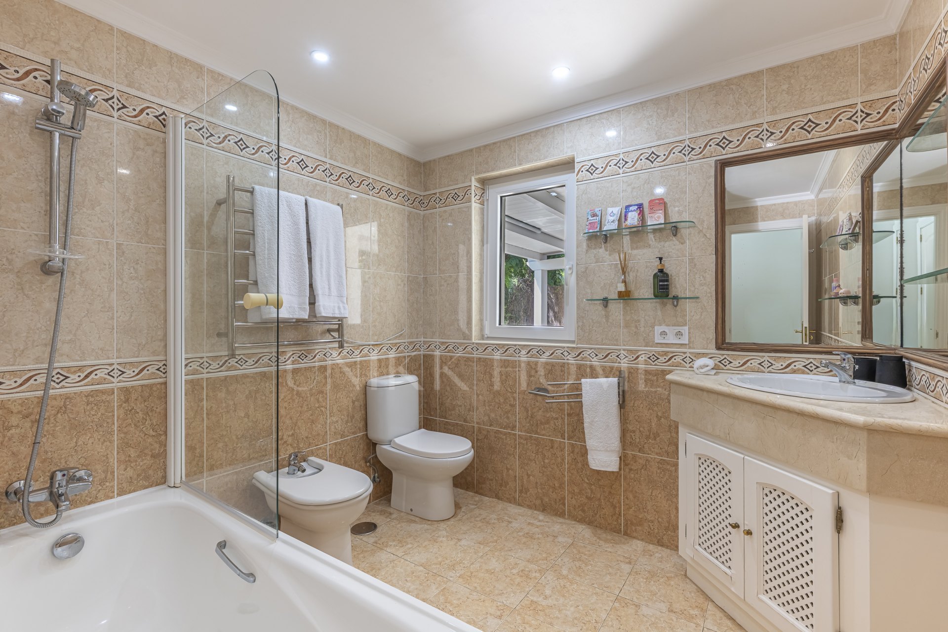 Elegante Villa Familiar en la Exclusiva Zona B