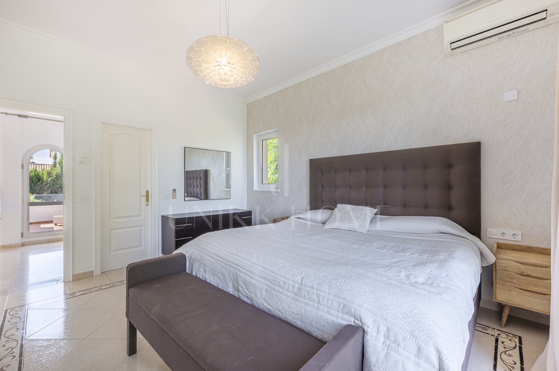 Elegante Villa Familiar en la Exclusiva Zona B