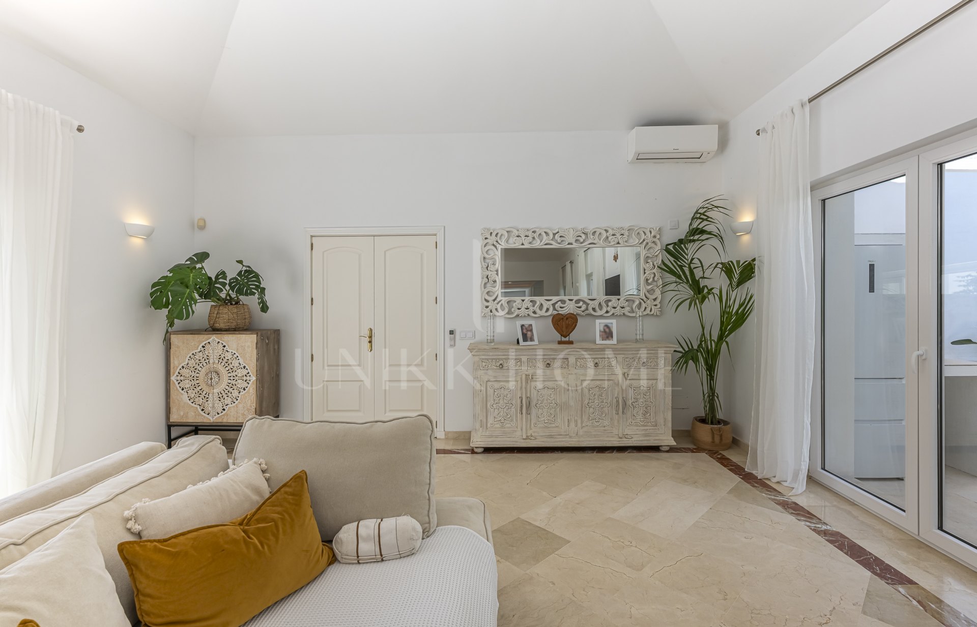 Elegante Villa Familiar en la Exclusiva Zona B