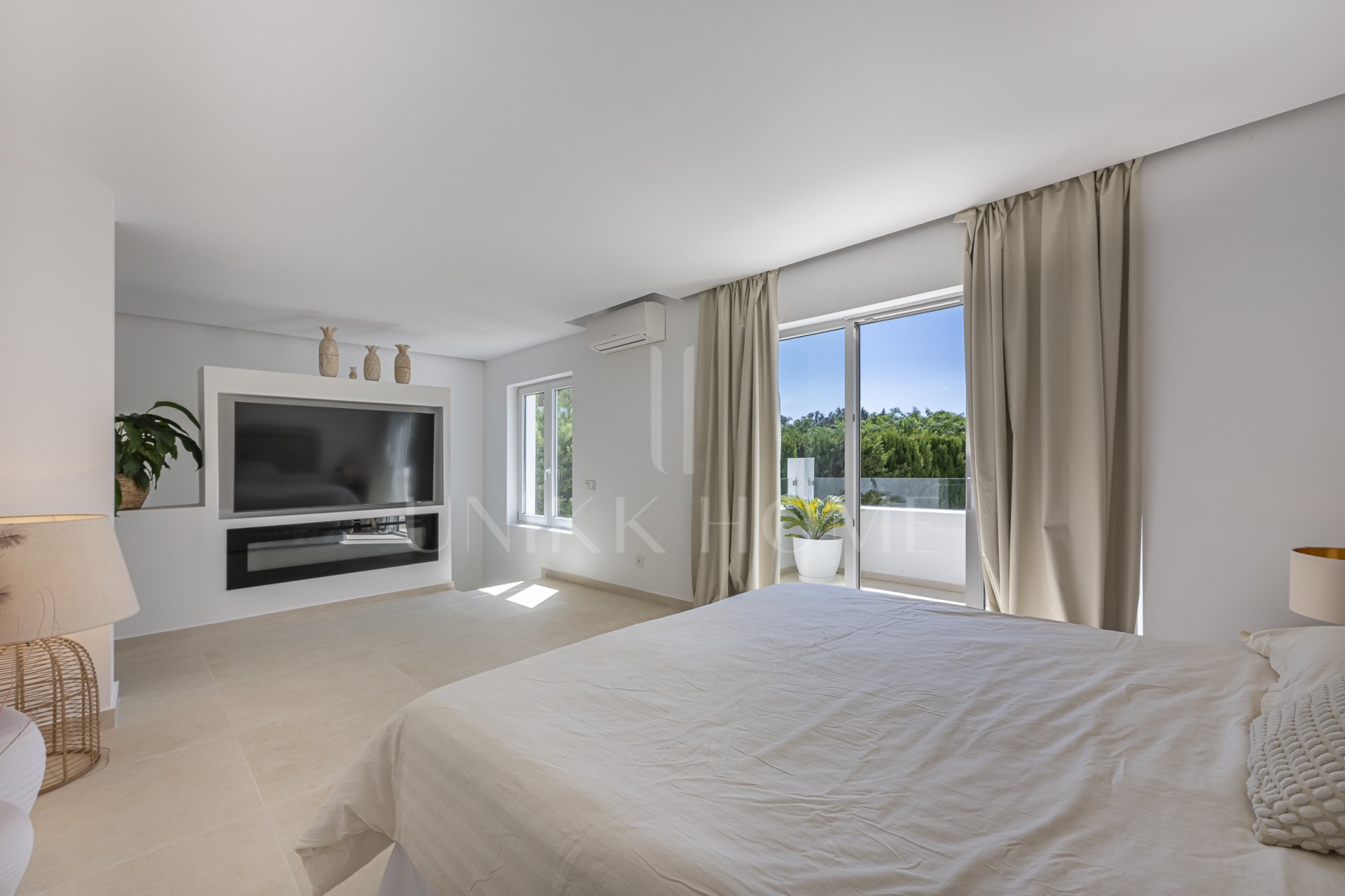 Elegante Villa Familiar en la Exclusiva Zona B