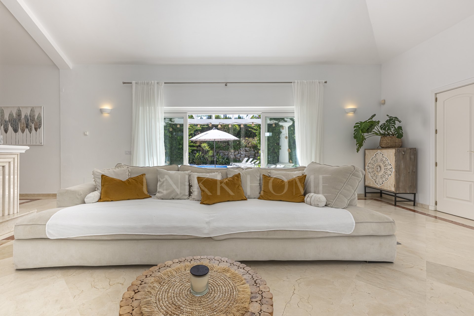 Elegante Villa Familiar en la Exclusiva Zona B