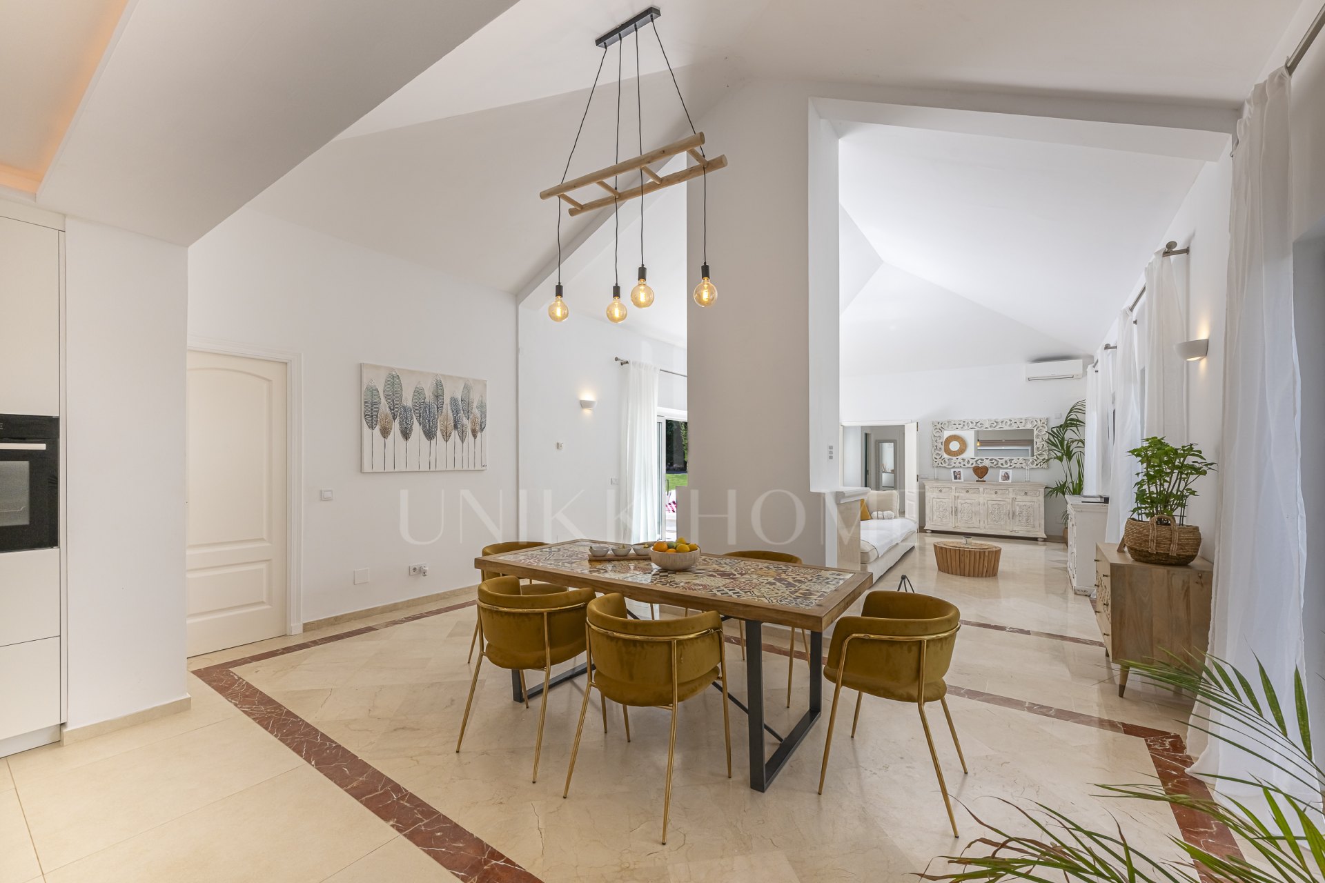 Elegante Villa Familiar en la Exclusiva Zona B