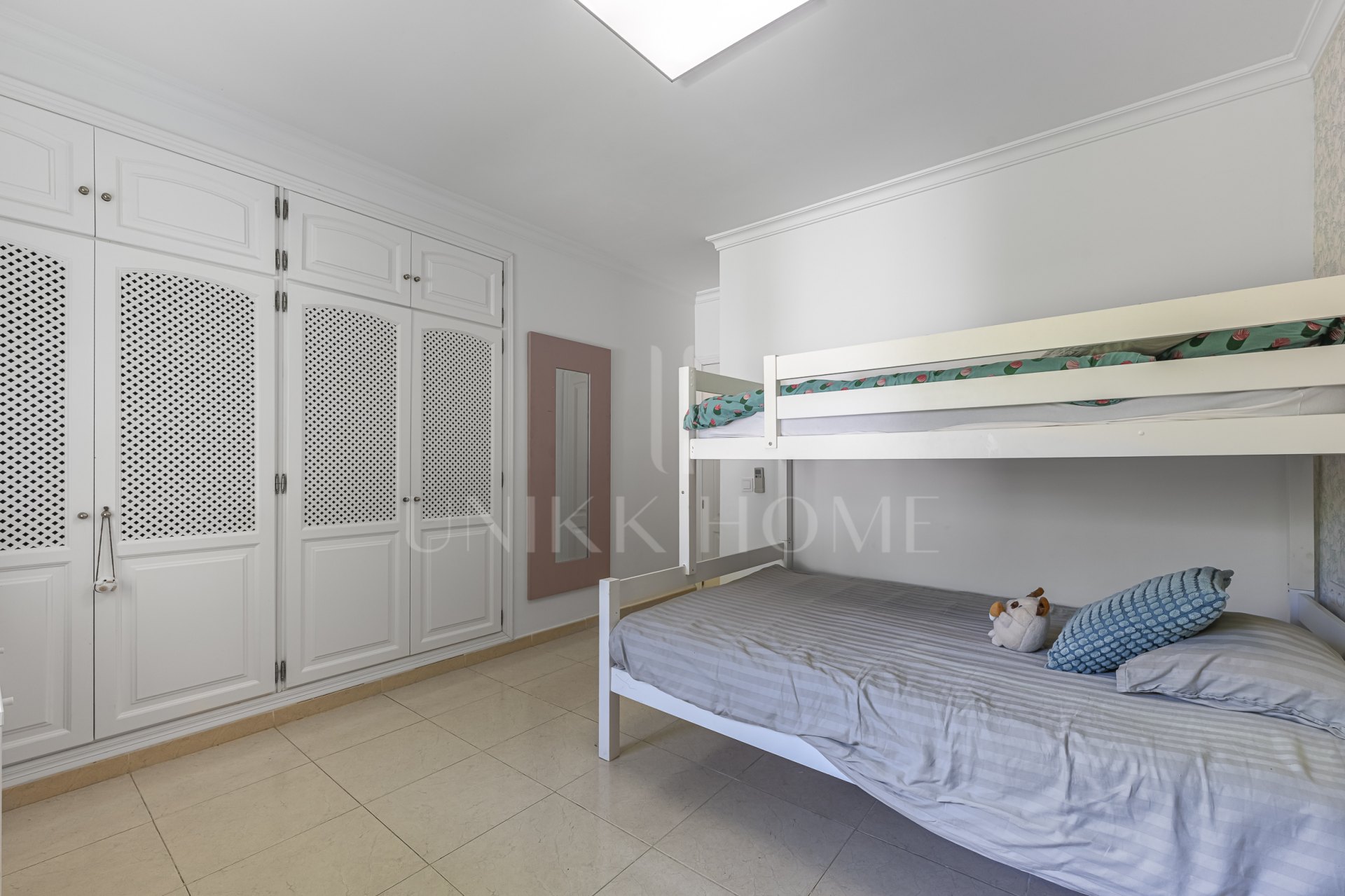 Elegante Villa Familiar en la Exclusiva Zona B