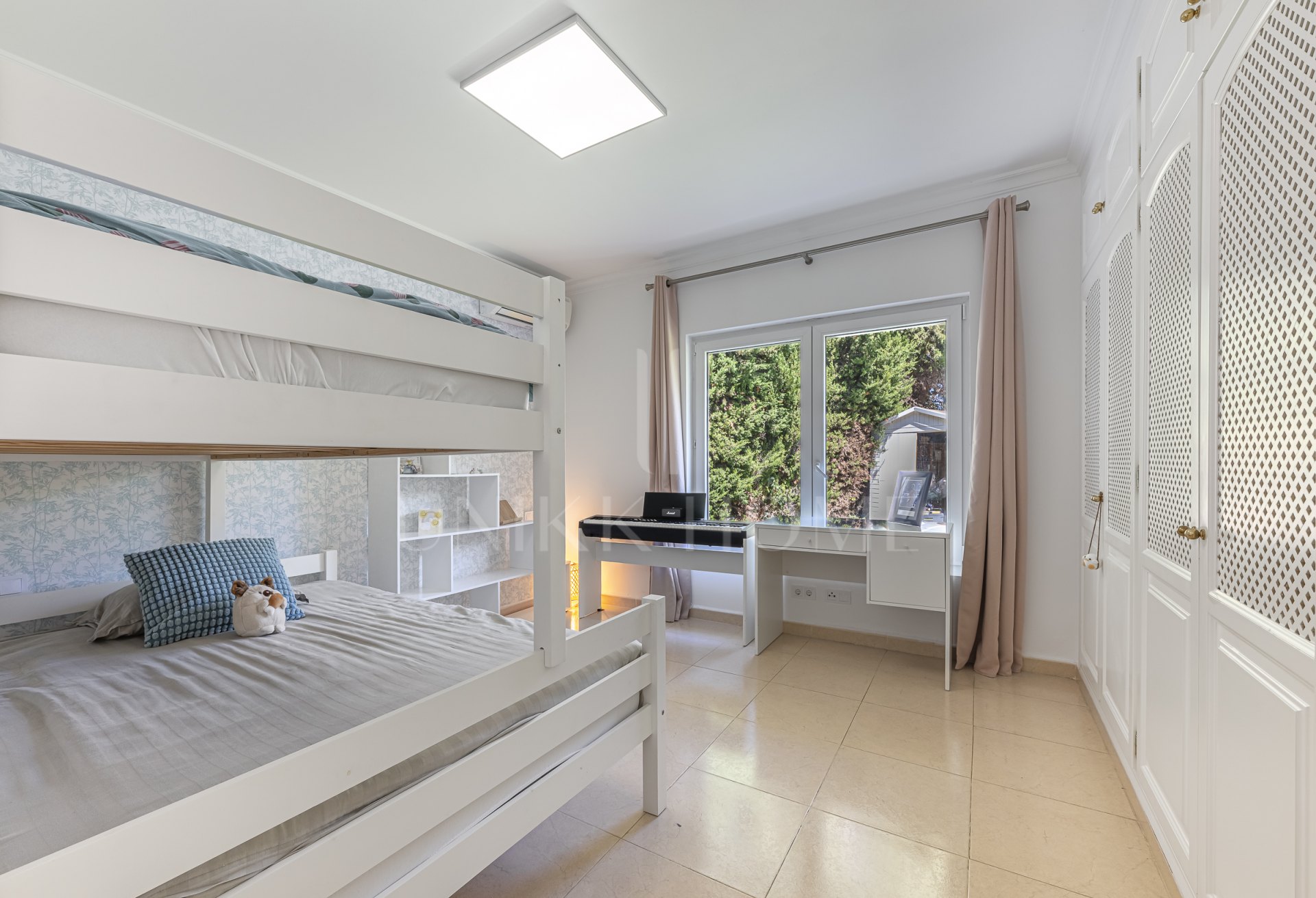 Elegante Villa Familiar en la Exclusiva Zona B