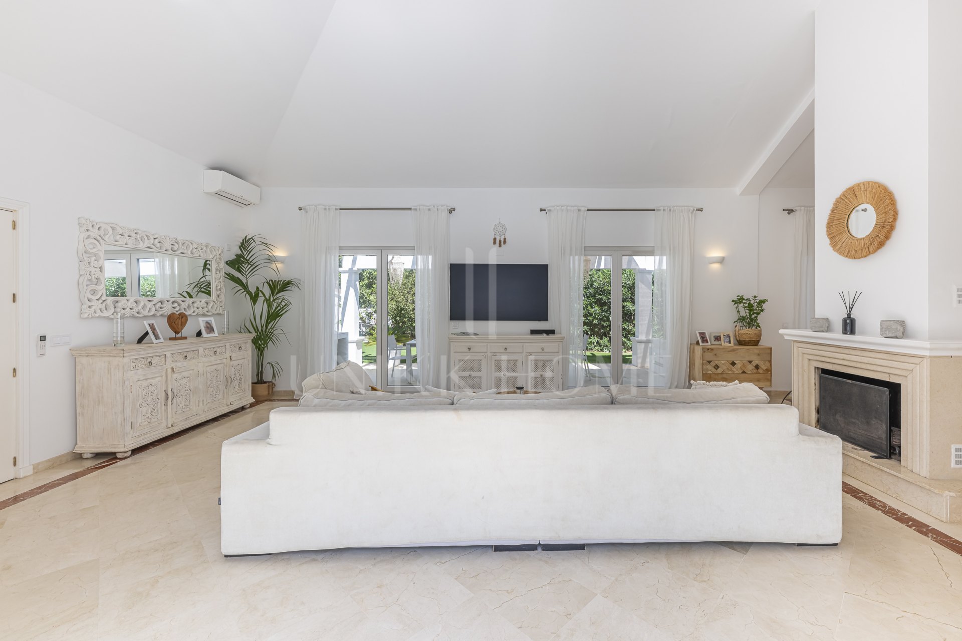 Elegante Villa Familiar en la Exclusiva Zona B