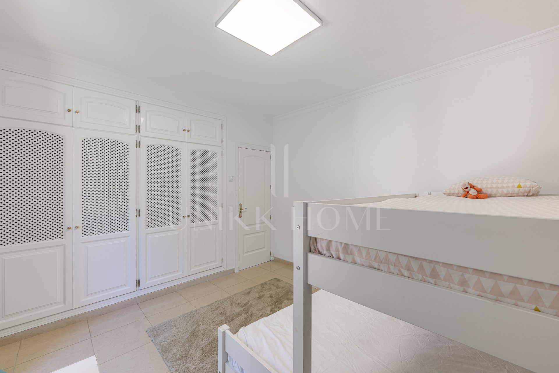 Elegante Villa Familiar en la Exclusiva Zona B