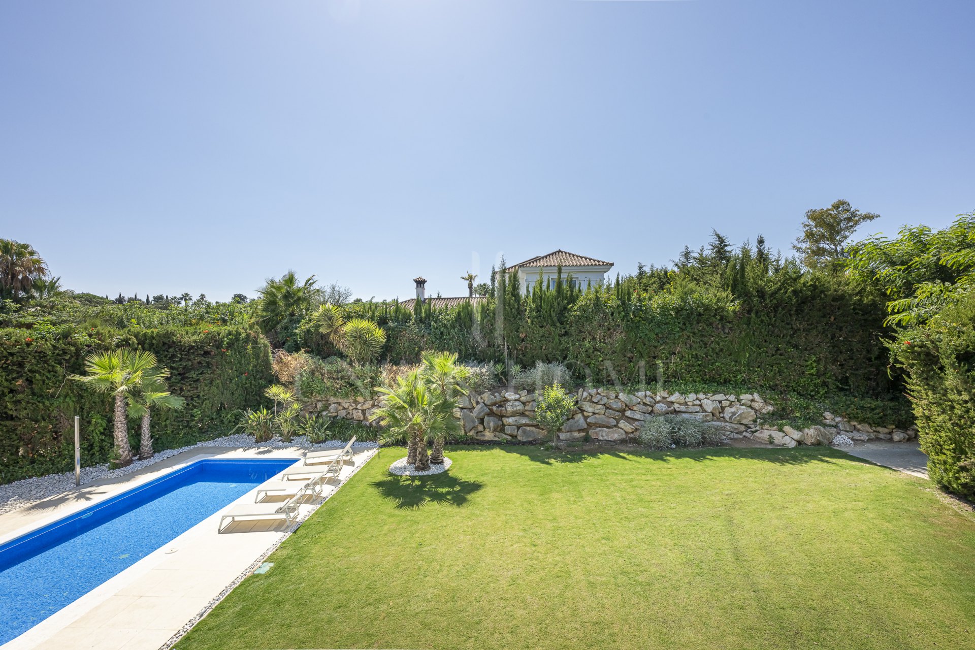 Elegante Villa Familiar en la Exclusiva Zona B