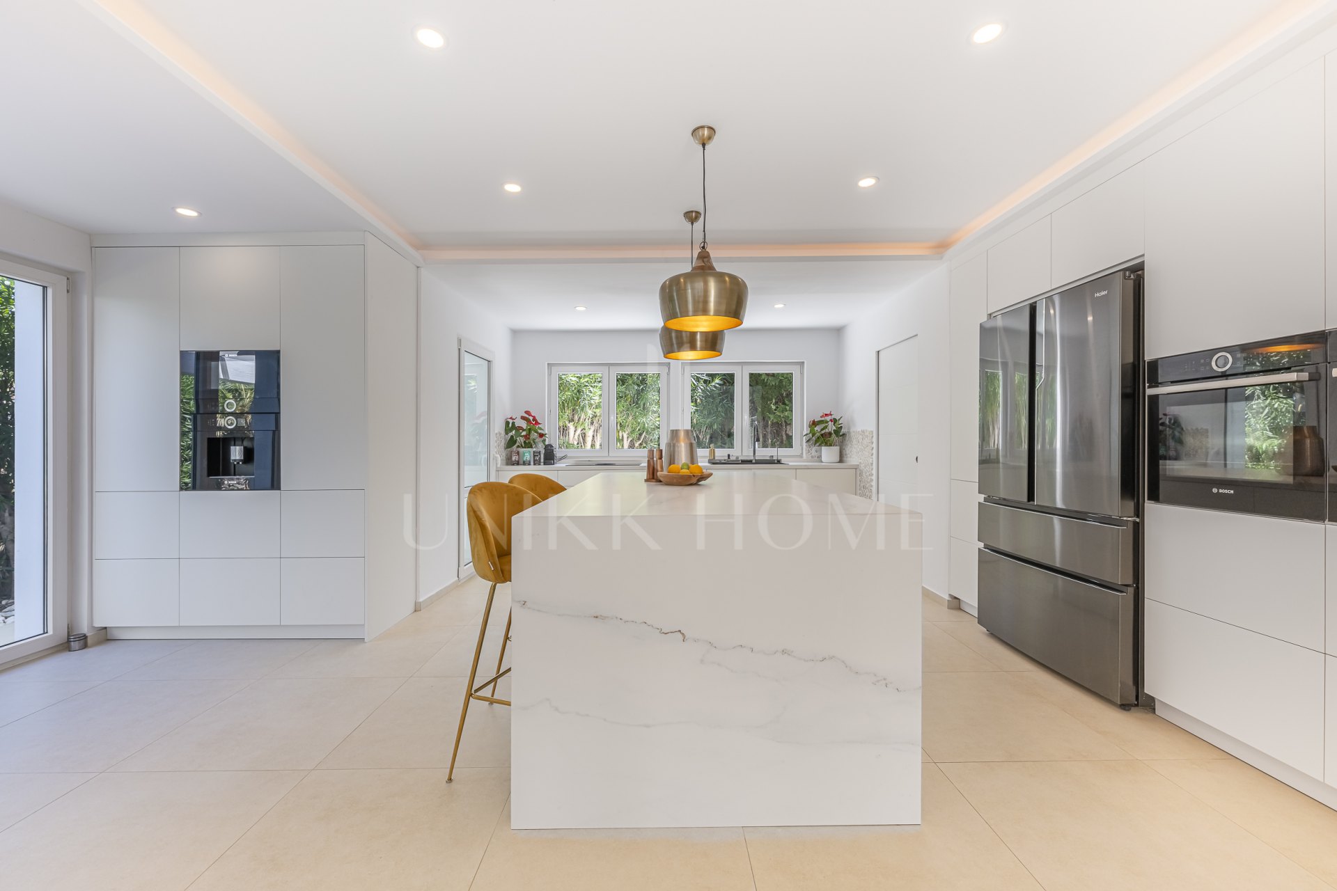 Elegante Villa Familiar en la Exclusiva Zona B