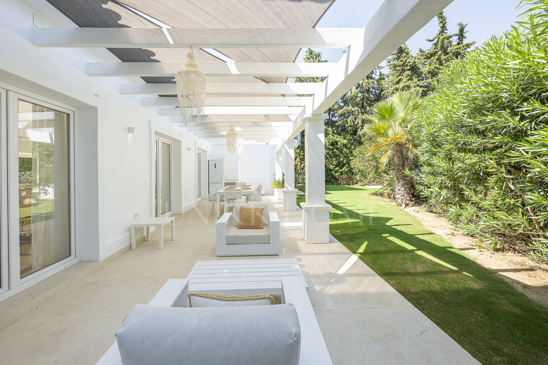 Elegante Villa Familiar en la Exclusiva Zona B