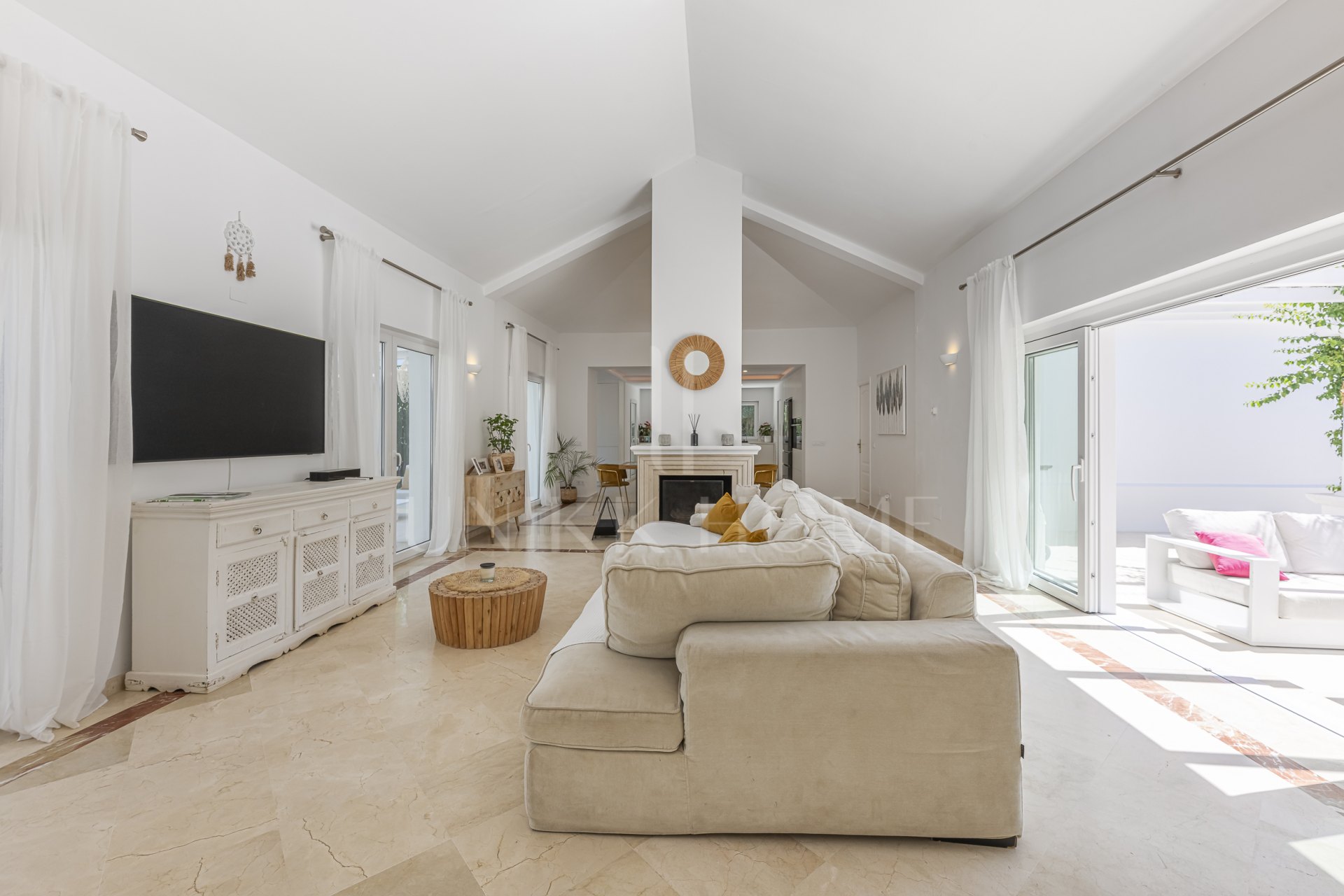 Elegante Villa Familiar en la Exclusiva Zona B