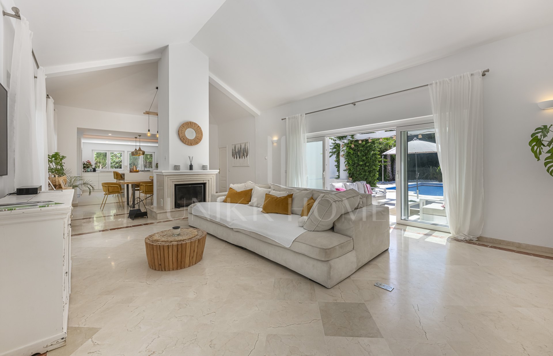 Elegante Villa Familiar en la Exclusiva Zona B