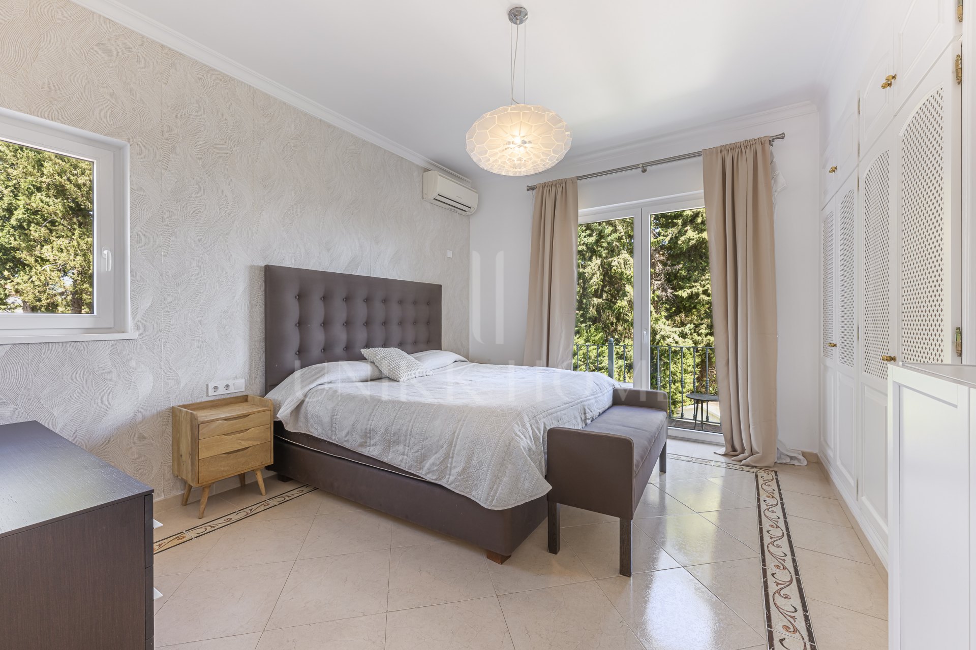 Elegante Villa Familiar en la Exclusiva Zona B