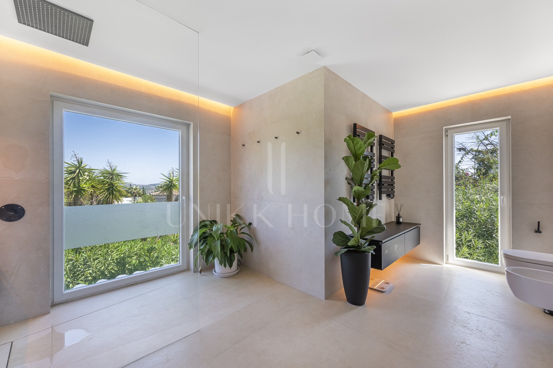 Elegante Villa Familiar en la Exclusiva Zona B