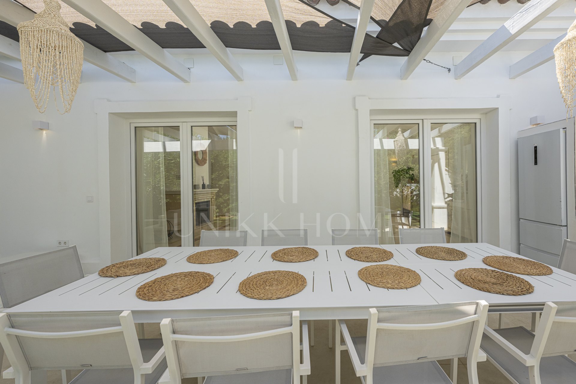 Elegante Villa Familiar en la Exclusiva Zona B