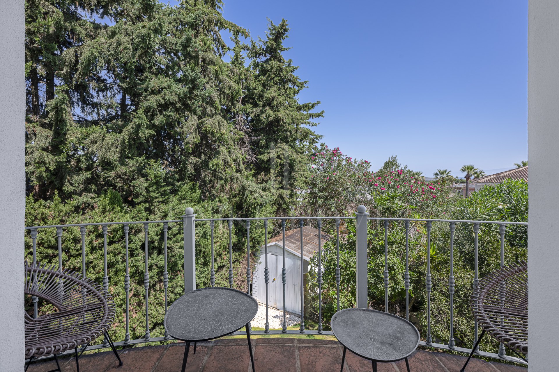 Elegante Villa Familiar en la Exclusiva Zona B