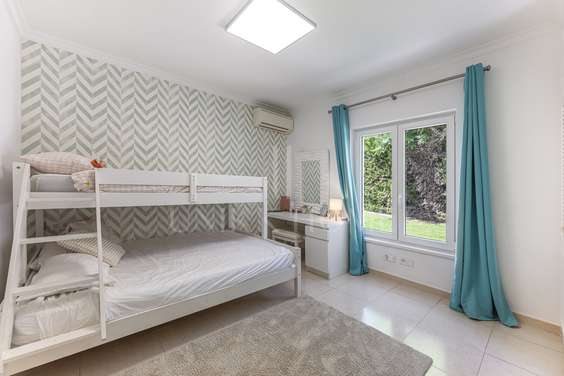 Elegante Villa Familiar en la Exclusiva Zona B