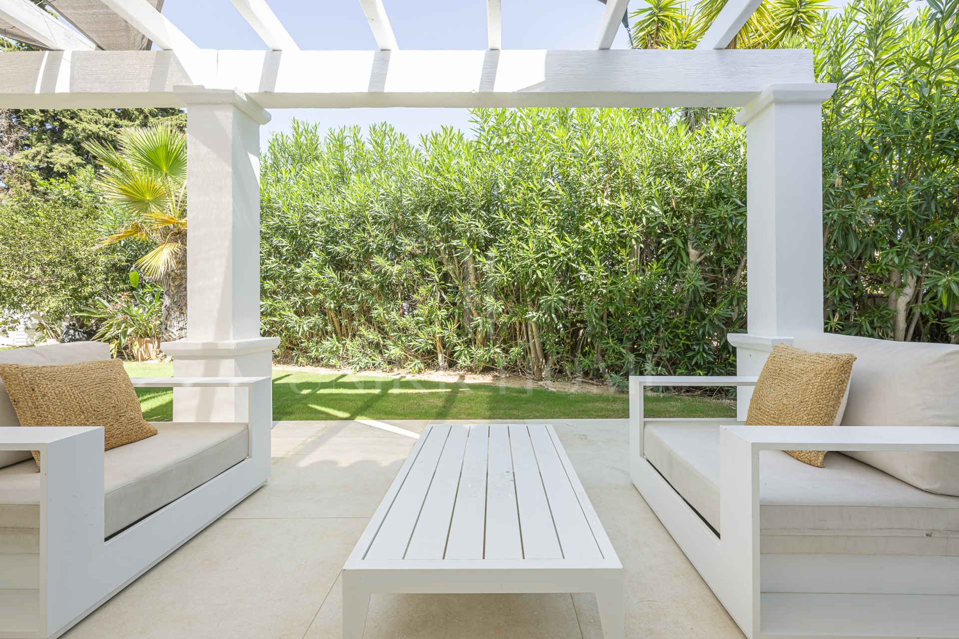 Elegante Villa Familiar en la Exclusiva Zona B