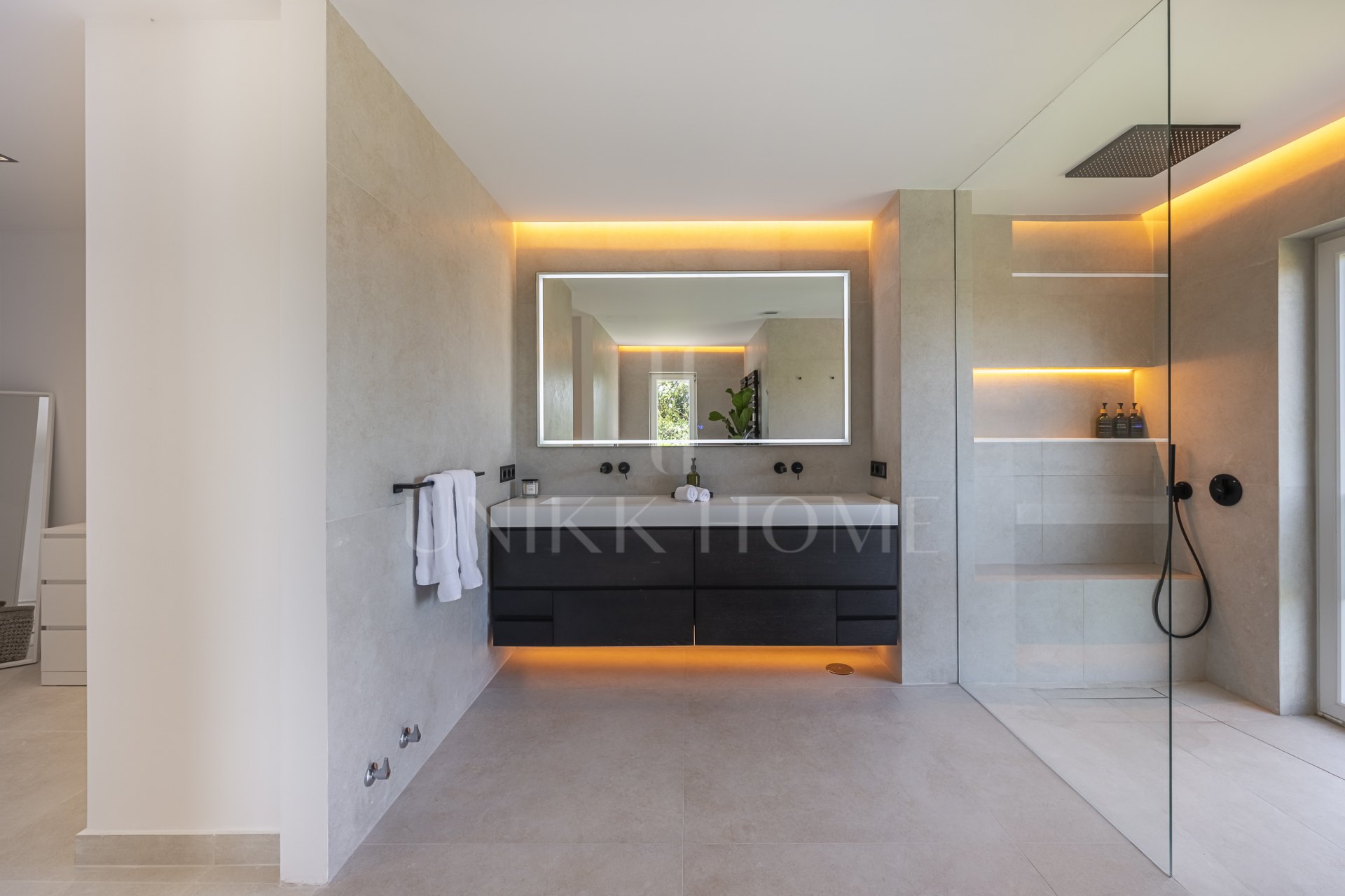 Elegante Villa Familiar en la Exclusiva Zona B