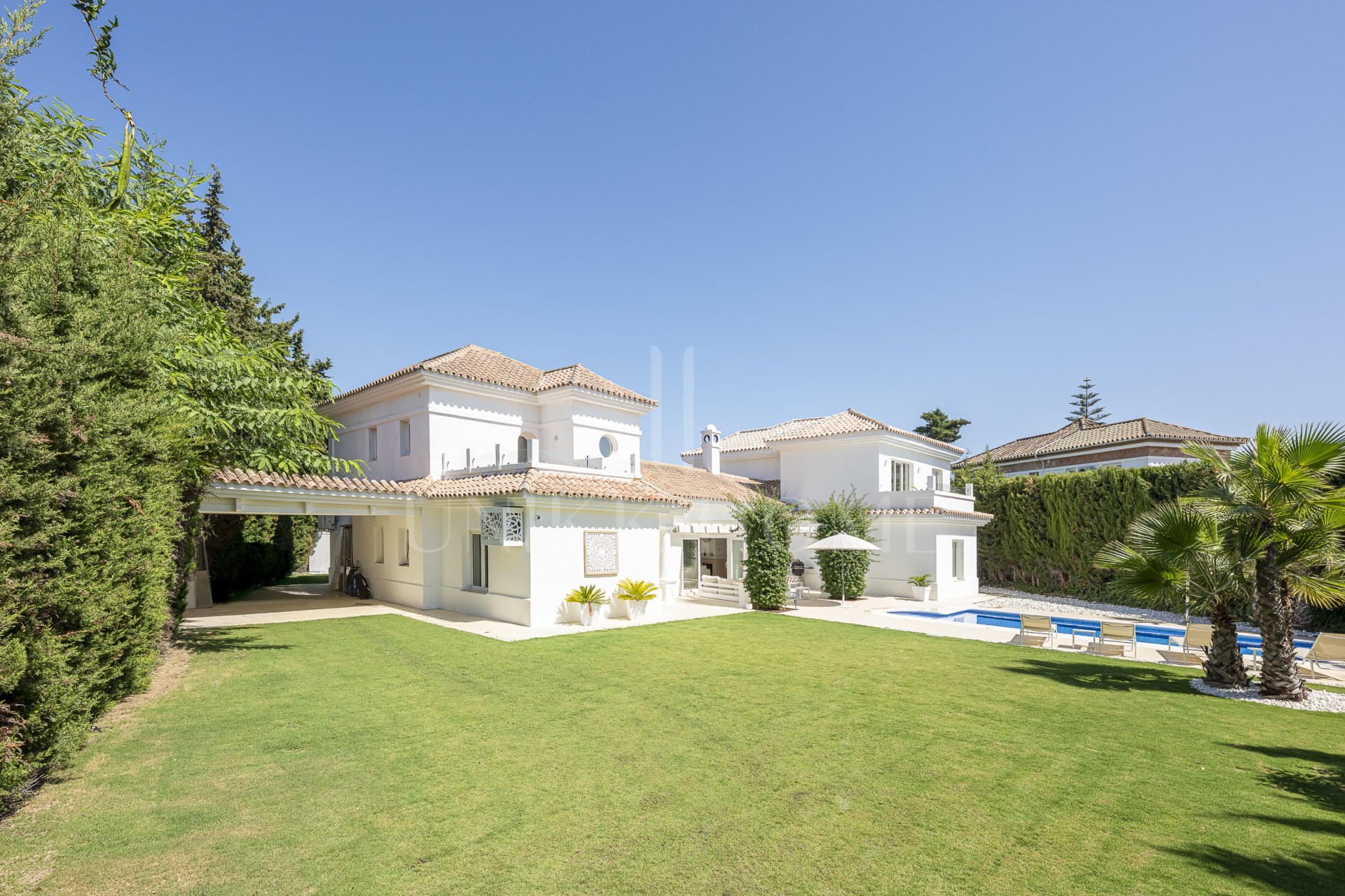 Elegante Villa Familiar en la Exclusiva Zona B