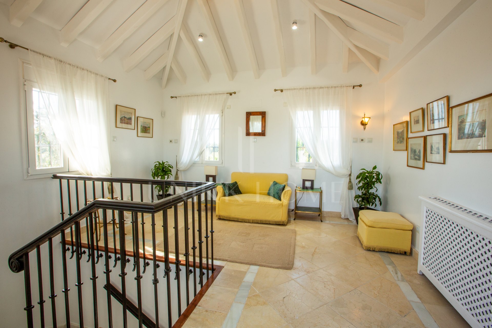 Impresionante villa de dos plantas con orientación suroeste en la prestigiosa Zona B