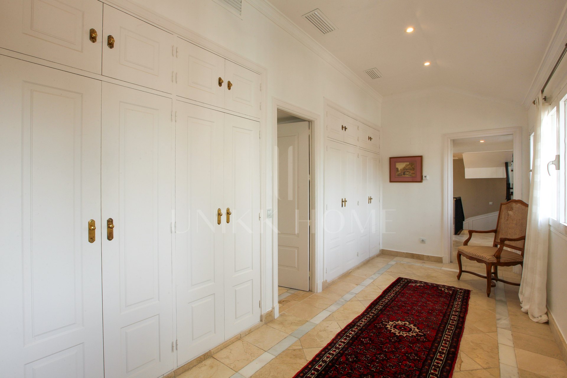 Impresionante villa de dos plantas con orientación suroeste en la prestigiosa Zona B