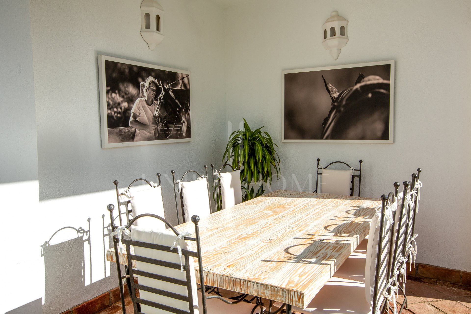 Impresionante villa de dos plantas con orientación suroeste en la prestigiosa Zona B