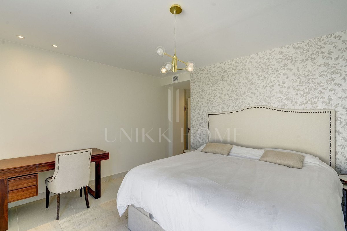 Large south-facing penthouse apartment