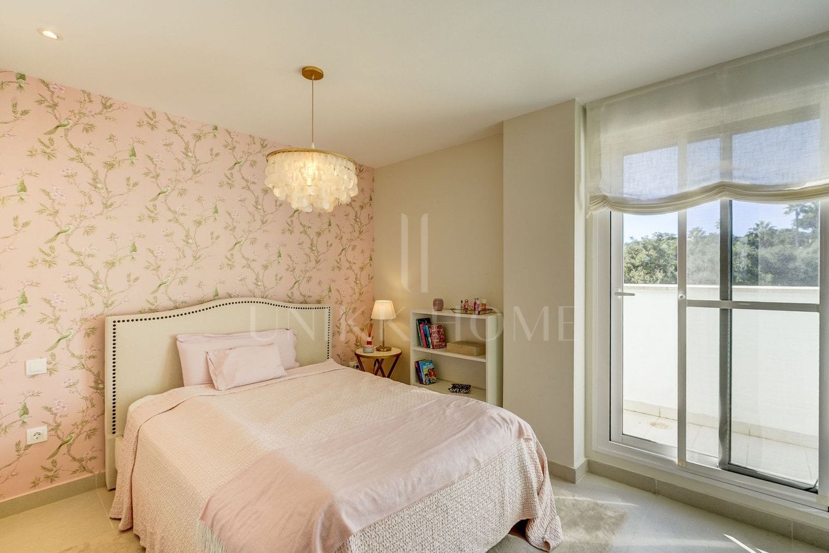 Large south-facing penthouse apartment