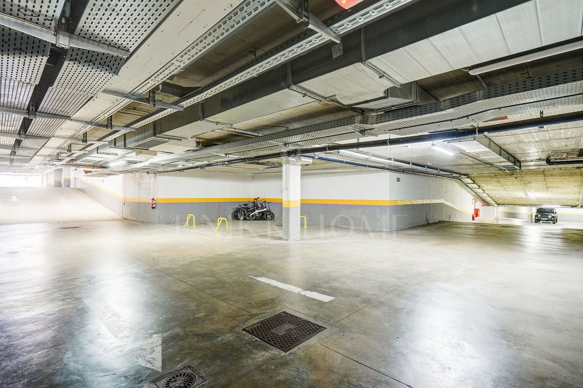 Large south-facing penthouse apartment