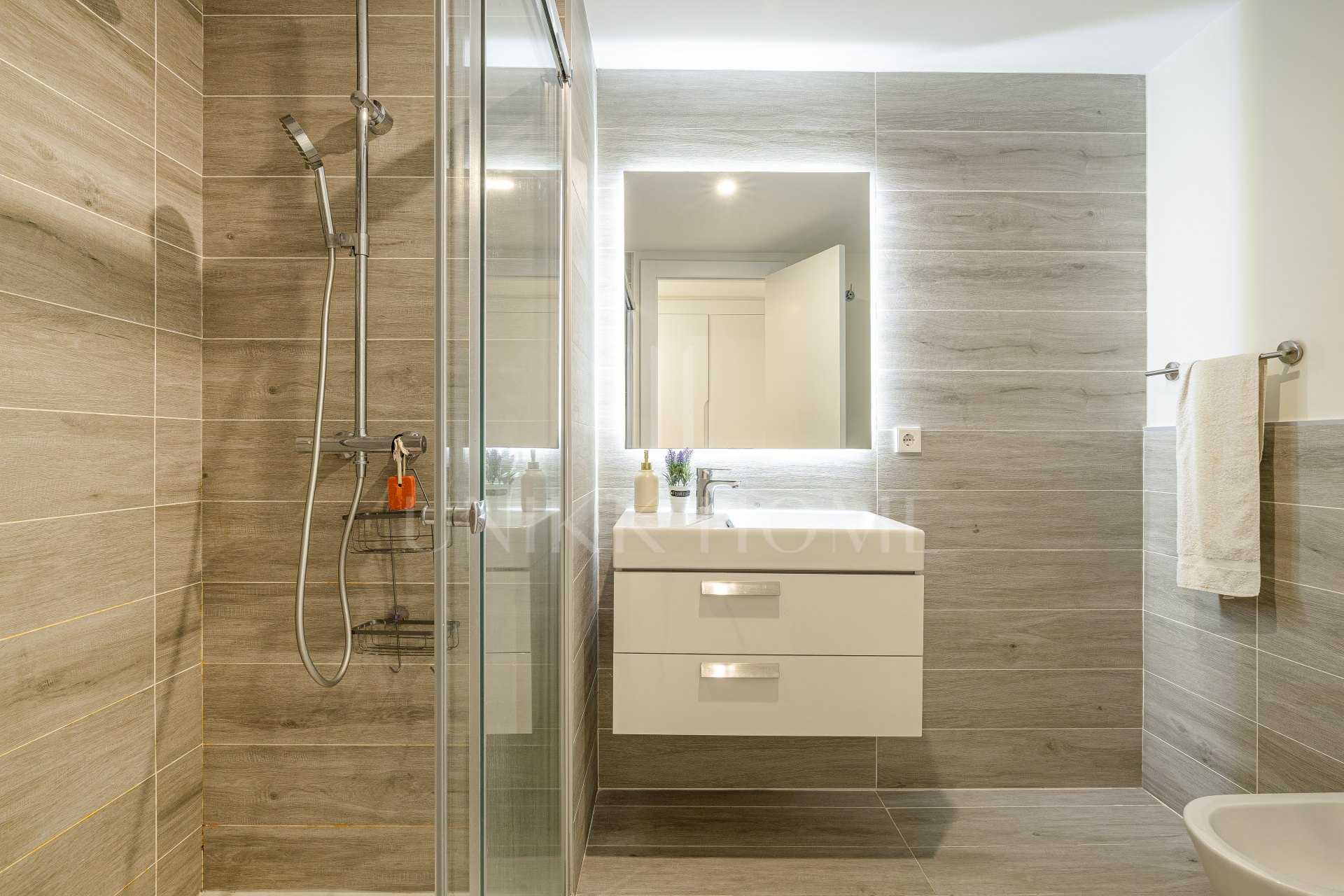 Apartamento moderno en planta baja con jardín privado