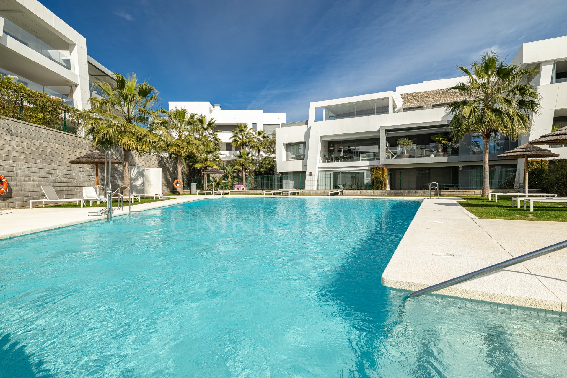 Apartamento moderno en planta baja con jardín privado