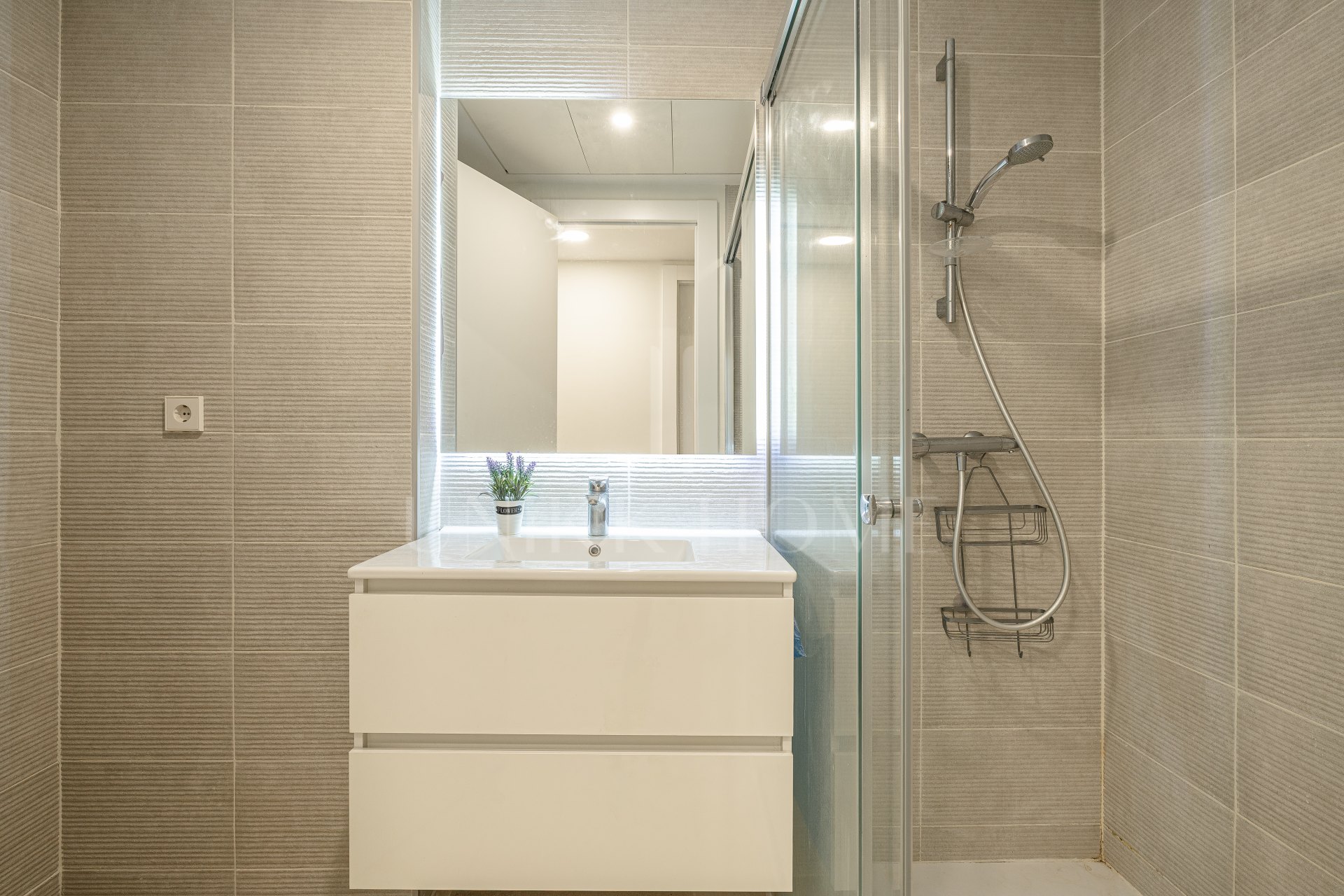 Apartamento moderno en planta baja con jardín privado