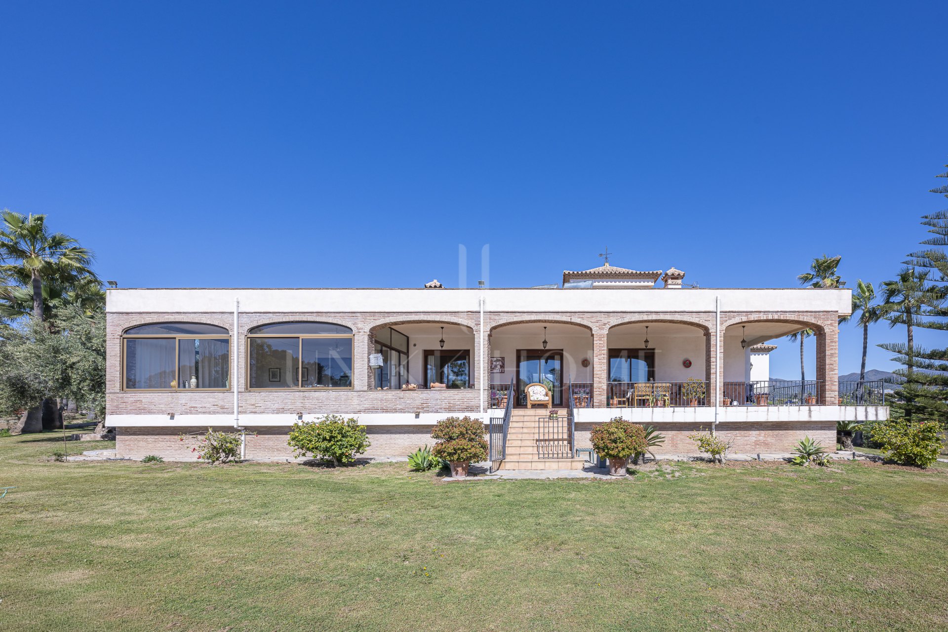 Exclusive Estate with views In El Padron